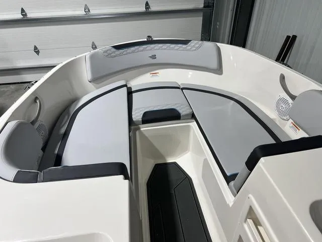 Slide: The Image of Bayliner M17 2025 - 18