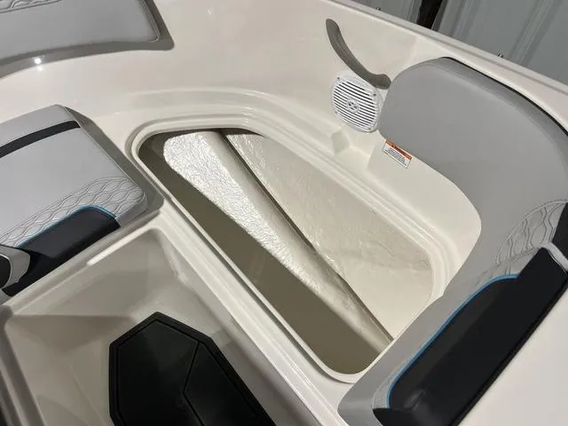 Slide: The Image of Bayliner M17 2025 - 19