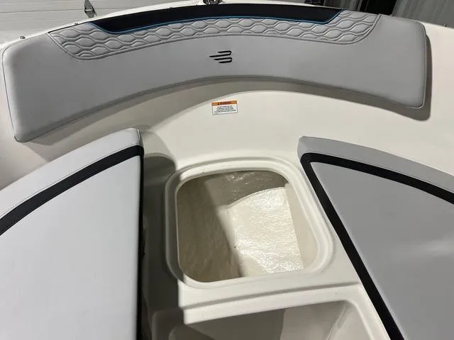 Slide: The Image of Bayliner M17 2025 - 20