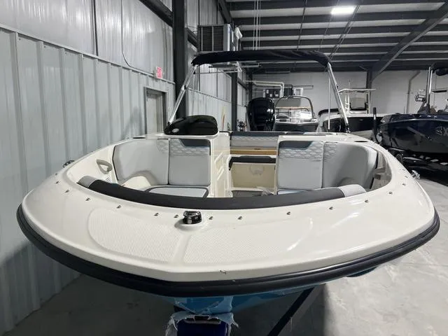 Slide: The Image of Bayliner M17 2025 - 3