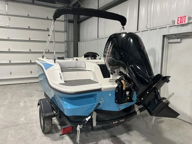 Slide: The Image of Bayliner M17 2025 - 4