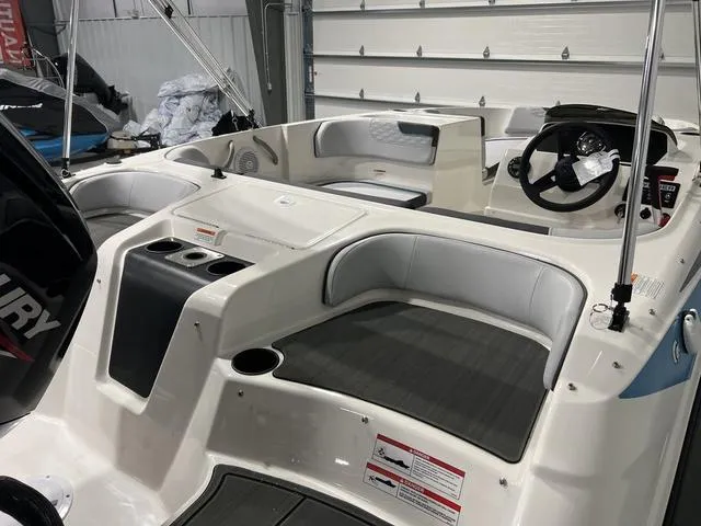 Slide: The Image of Bayliner M17 2025 - 6