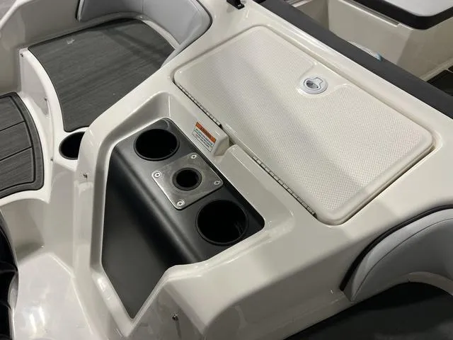 Slide: The Image of Bayliner M17 2025 - 7