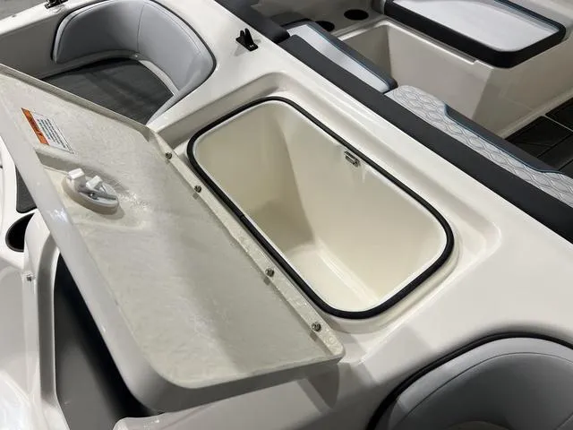 Slide: The Image of Bayliner M17 2025 - 8