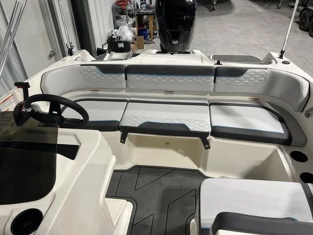 Slide: The Image of Bayliner M17 2025 - 9