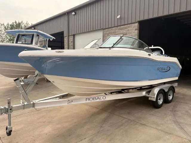 The Image of Robalo R207 Dual Console 2025 - 1