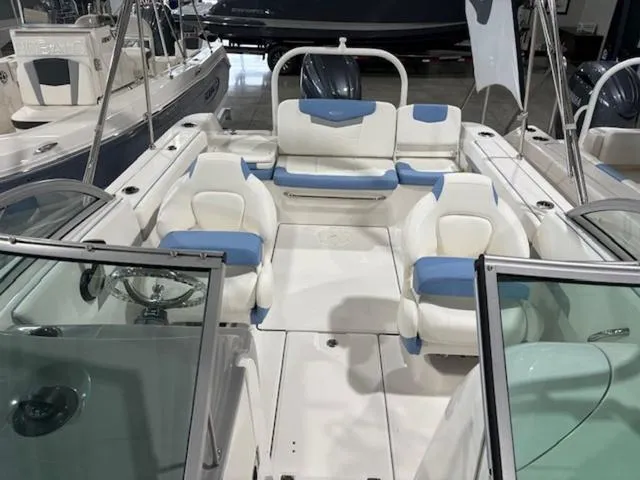 Slide: The Image of Robalo R207 Dual Console 2025 - 7