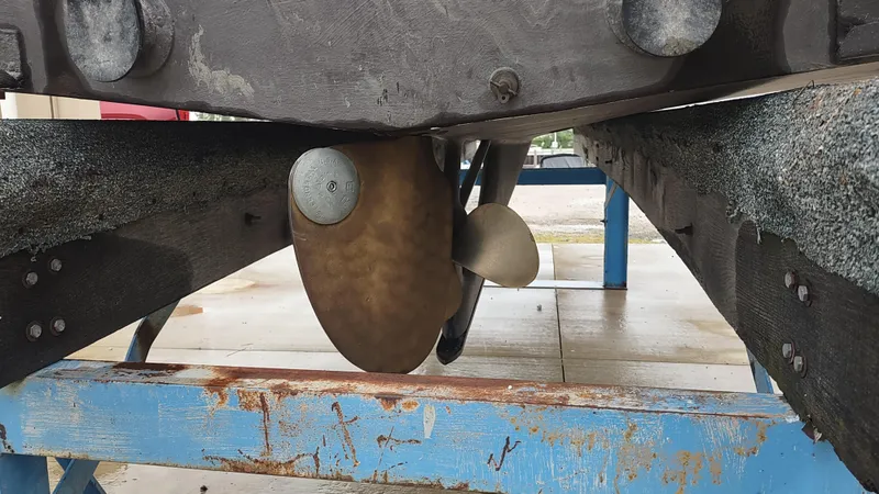 Slide: The Image of Propeller of 1988 Shamrock 220 Predator boat on a blue stand. - 4