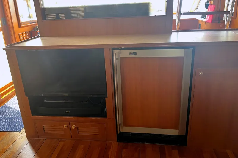 Slide: The Image of 1999 Jefferson Marquessa 56 yacht interior with TV and mini fridge. - 41