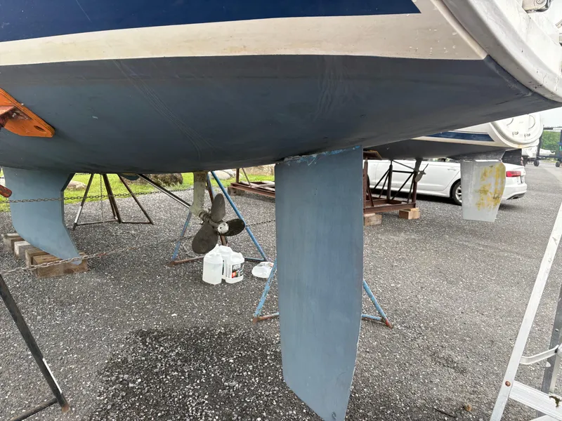 Slide: The Image of Hunter 310 sailboat from 1997 on stands, showing keel and propeller. - 3