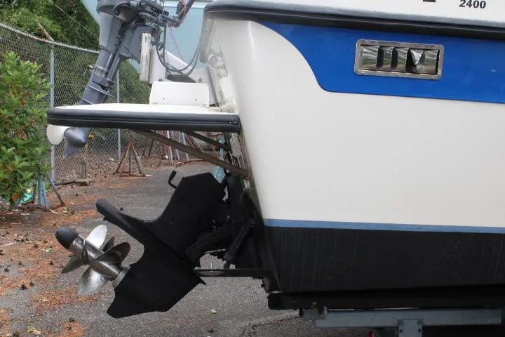 Slide: The Image of 1995 SeaSport 2400 Explorer boat stern with outboard motor and propeller. - 16