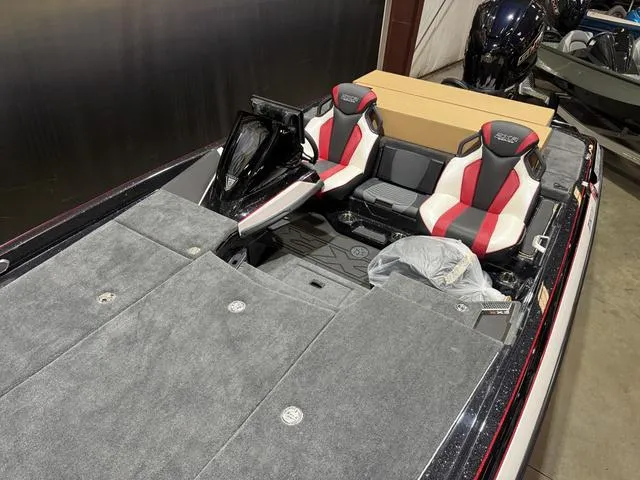 Slide: The Image of Skeeter FXR21 Limited 2025 - 10