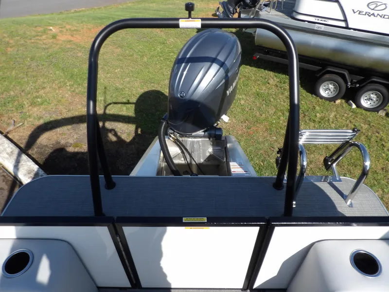 Slide: The Image of 2025 Veranda VISTA SPORT 22 pontoon boat with Yamaha outboard motor, rear view. - 15