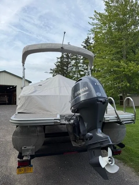 Slide: The Image of 2018 Bennington SX 22 SSBXP pontoon boat with Yamaha outboard motor, parked on trailer. - 15