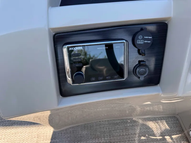 Slide: The Image of Kicker media center on 2018 Bennington SX 22 SSBXP boat dashboard with audio and USB input. - 20