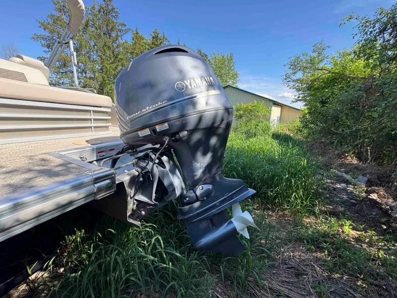 Slide: The Image of 2018 Bennington SX 22 SSBXP pontoon boat with Yamaha outboard motor in grassy area. - 27