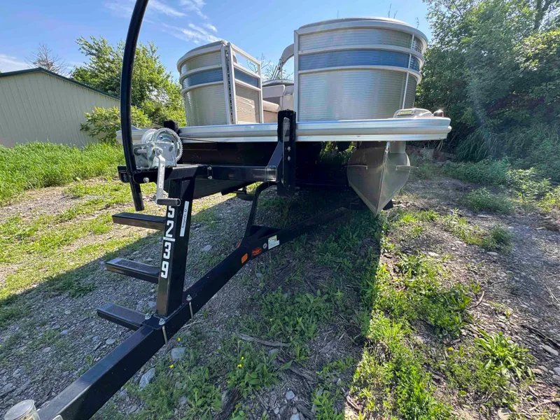 Slide: The Image of 2018 Bennington SX 22 SSBXP pontoon boat on trailer, parked outdoors. - 28