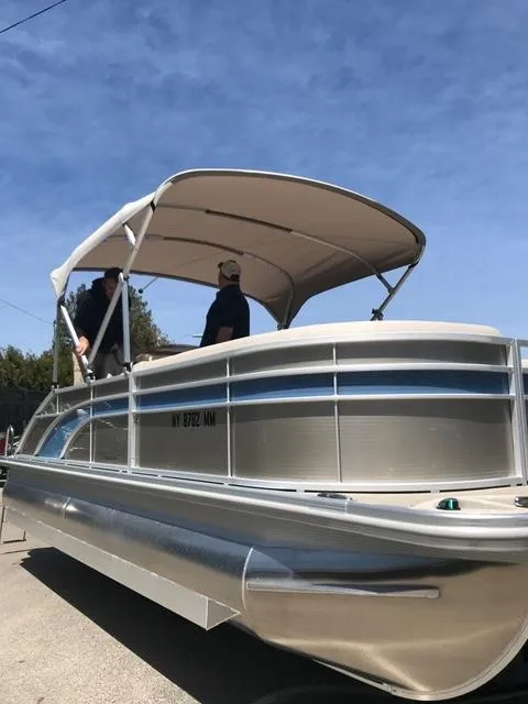 Slide: The Image of 2019 Bennington SX 22 SSBXP pontoon boat with canopy, viewed from the side. - 3