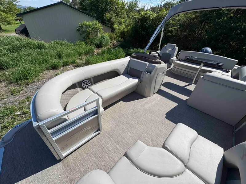 Slide: The Image of 2018 Bennington SX 22 SSBXP pontoon boat with spacious seating and modern design. - 7