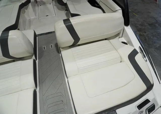 Slide: The Image of Regal 2300 RX Surf 2016 - 12