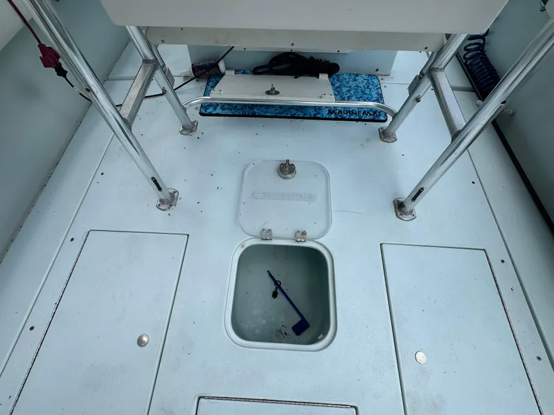 Slide: The Image of 1985 Contender 25 Classic boat deck with storage compartments and fishing rod holder. - 39