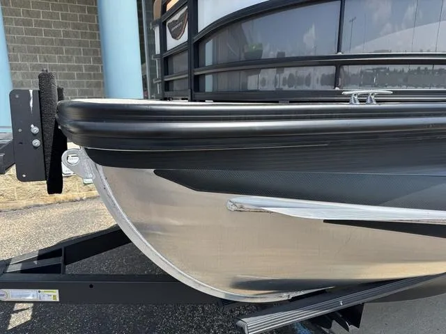 Slide: The Image of Bennington 24 MSB Sport Arch Tri-toon Pontoon 2025 - 11