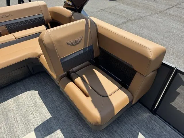 Slide: The Image of Bennington 24 MSB Sport Arch Tri-toon Pontoon 2025 - 16