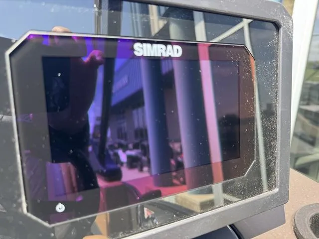 Slide: The Image of Bennington 24 MSB Sport Arch Tri-toon Pontoon 2025 - 37