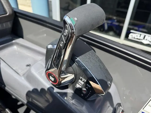 Slide: The Image of Bennington 24 MSB Sport Arch Tri-toon Pontoon 2025 - 38