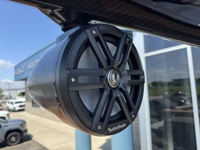 Slide: The Image of Bennington 24 MSB Sport Arch Tri-toon Pontoon 2025 - 40