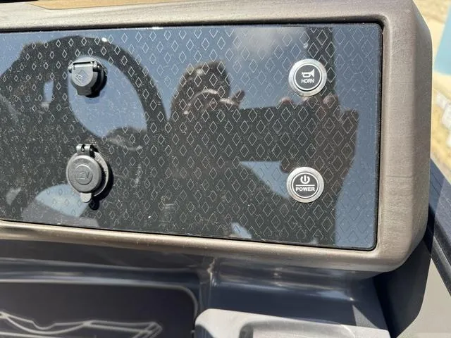 Slide: The Image of Bennington 24 MSB Sport Arch Tri-toon Pontoon 2025 - 42