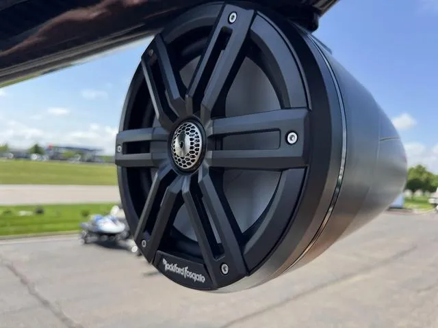 Slide: The Image of Bennington 24 MSB Sport Arch Tri-toon Pontoon 2025 - 43