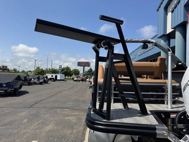 Slide: The Image of Bennington 24 MSB Sport Arch Tri-toon Pontoon 2025 - 7