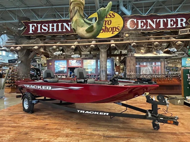 Slide: The Image of 2025 Tracker Panfish 17 boat displayed at Bass Pro Shops Fishing Center. - 36