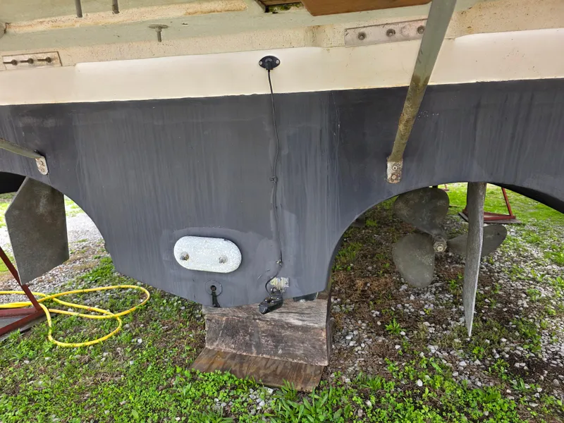 Slide: The Image of 1987 Sea Ray 390 Express Cruiser hull and propeller detail on grass. - 41