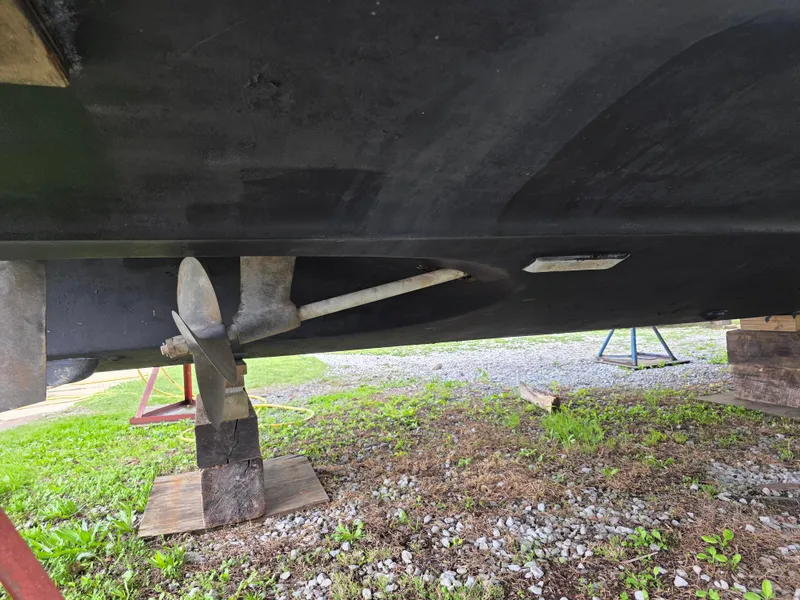 Slide: The Image of 1987 Sea Ray 390 Express Cruiser underside with propeller and rudder on display. - 43