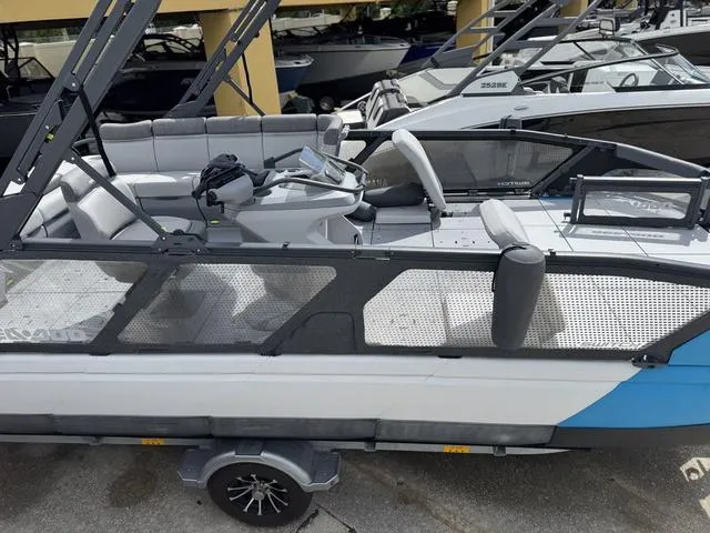 Slide: The Image of Sea-Doo Switch Sport 21 2023 - 10