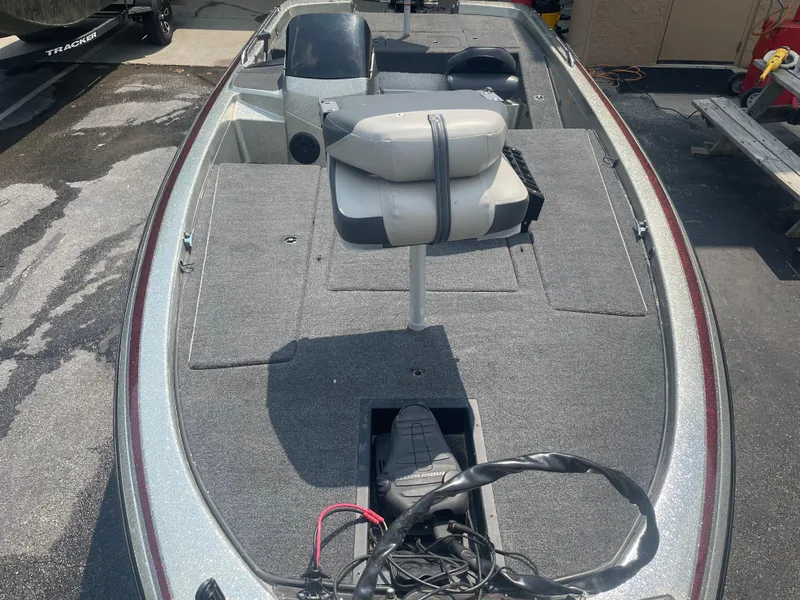 Slide: The Image of 1995 Skeeter ZX 200 fishing boat with gray interior and seating, parked outdoors. - 5