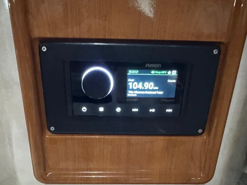 Slide: The Image of Boat stereo system on a 2000 Formula 40 PC, displaying radio frequency 104.9 FM. - 40