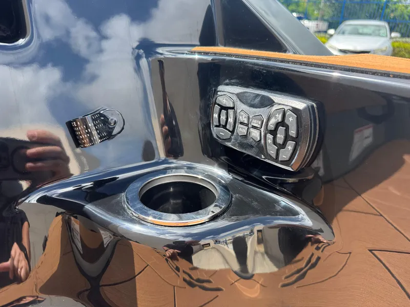 Slide: The Image of Control panel and cup holder on a 2025 Yamaha Boats 255XD. - 7