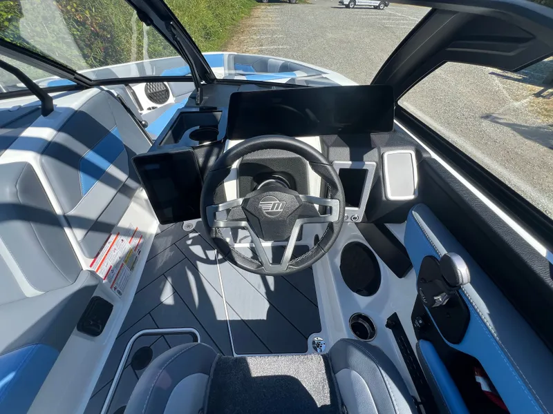Slide: The Image of 2025 Malibu Wakesetter 23 LSV interior with modern cockpit design. - 29