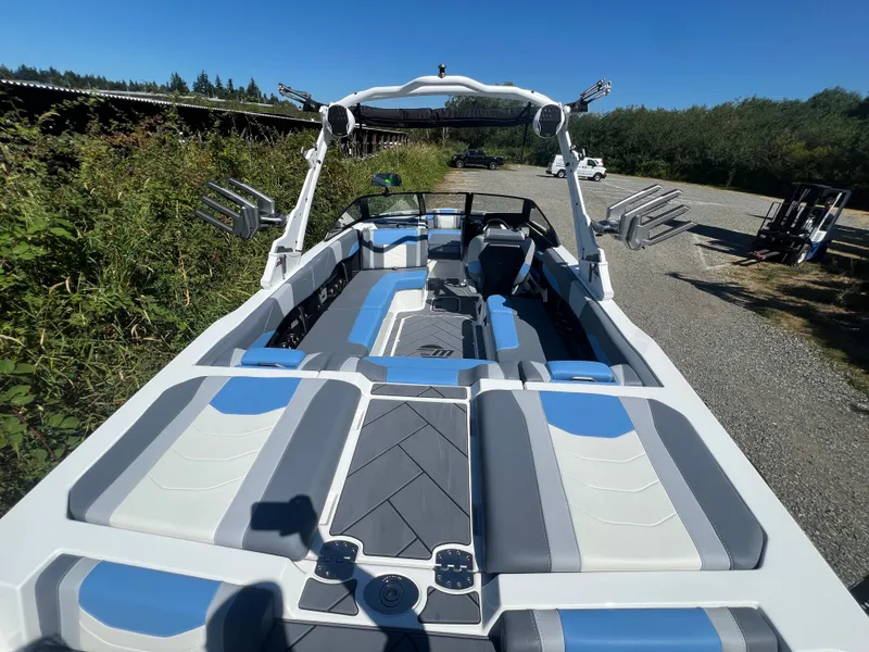 Slide: The Image of Malibu Wakesetter 23 LSV 2025 - 8