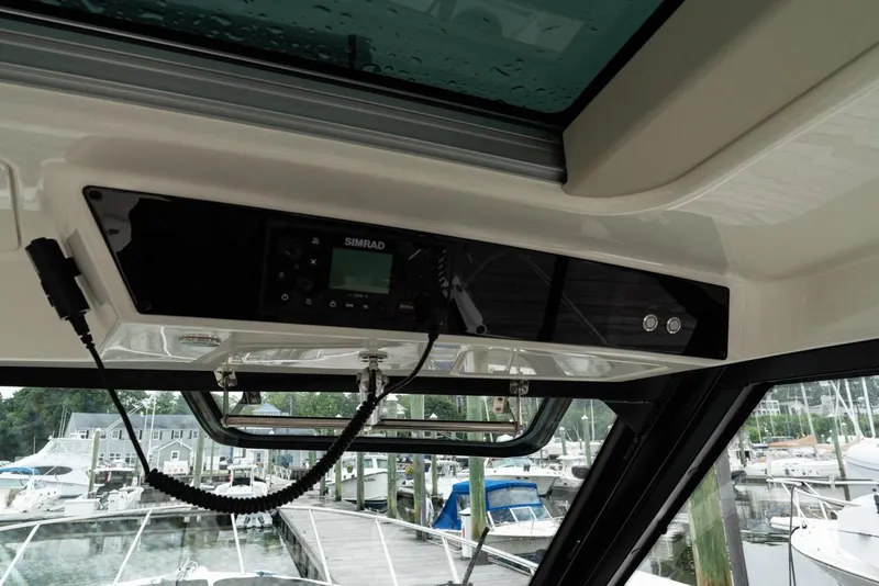 Slide: The Image of Boston Whaler 405 Conquest 2024 - 51