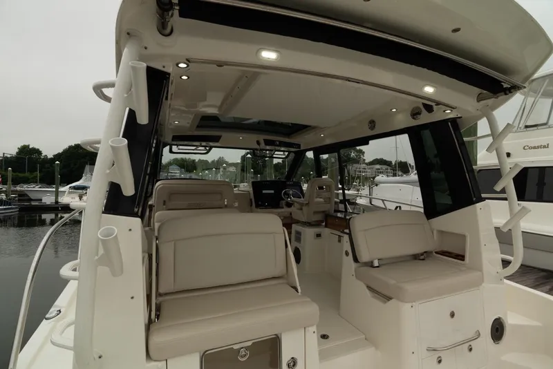 Slide: The Image of Boston Whaler 405 Conquest 2024 - 54