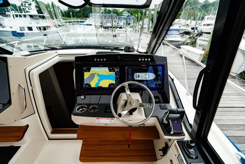 Slide: The Image of Boston Whaler 405 Conquest 2024 - 61