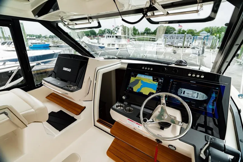 Slide: The Image of Boston Whaler 405 Conquest 2024 - 62