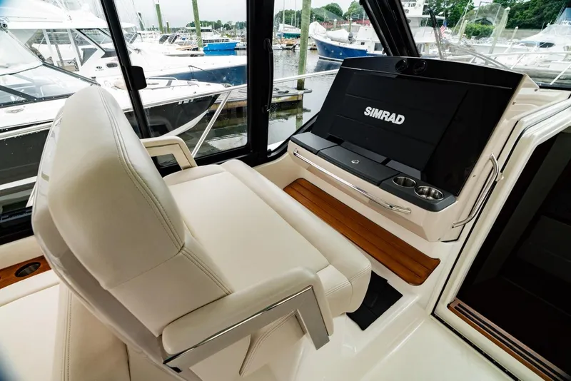 Slide: The Image of Boston Whaler 405 Conquest 2024 - 63