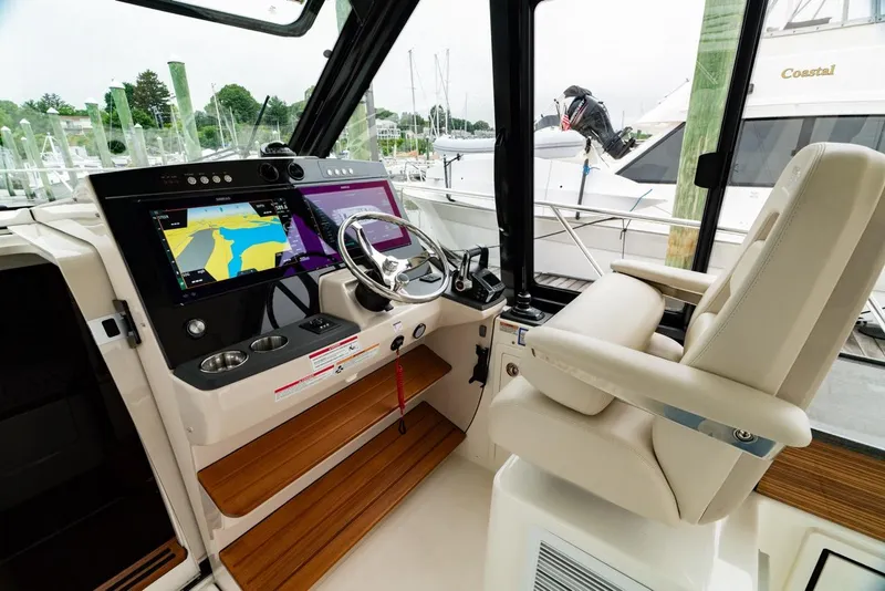 Slide: The Image of Boston Whaler 405 Conquest 2024 - 64