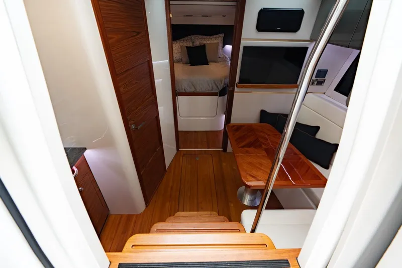 Slide: The Image of Boston Whaler 405 Conquest 2024 - 66
