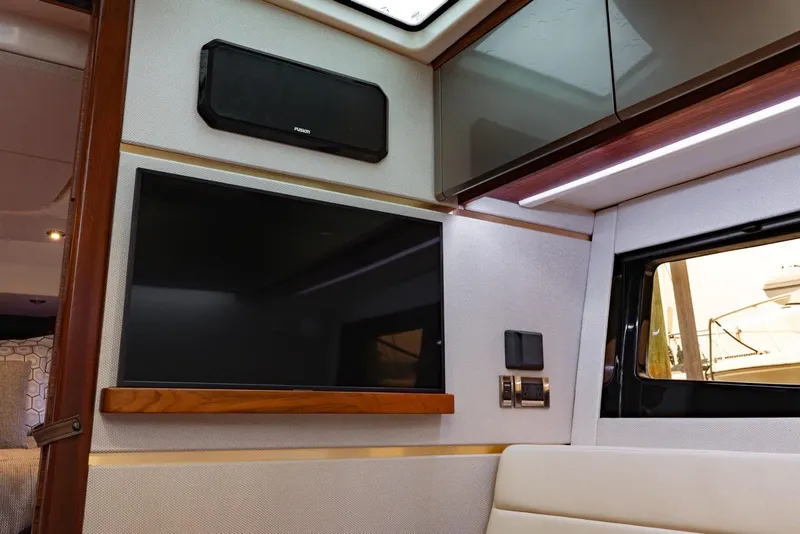 Slide: The Image of Boston Whaler 405 Conquest 2024 - 81